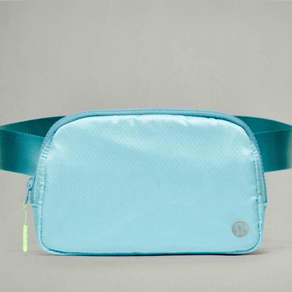🌟 Lululemon Icing Blue Everywhere Belt Bag